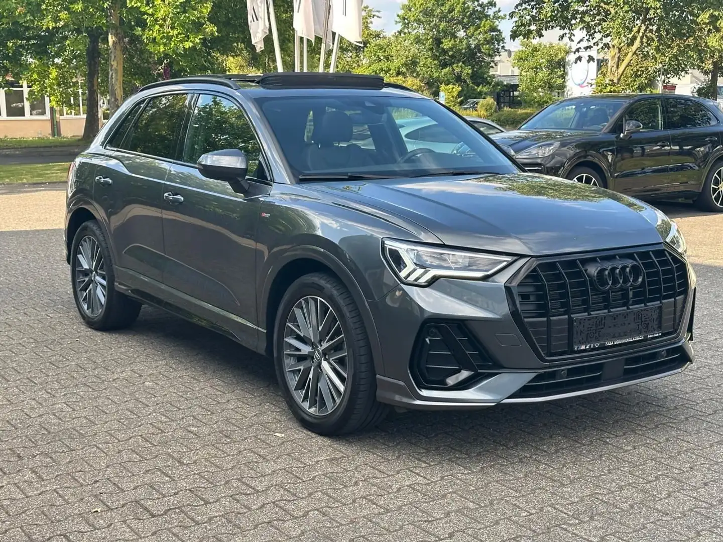 Audi Q3 35 TDI S line LEDER NAVI PANORAMA LED ACC Grijs - 2