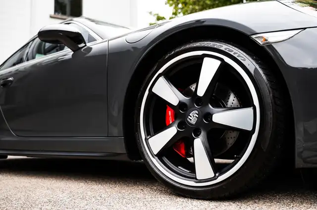 Porsche 911 view 6