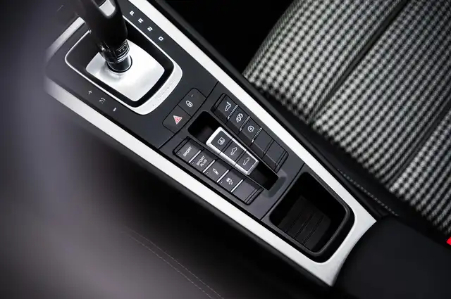 Porsche 911 view 7