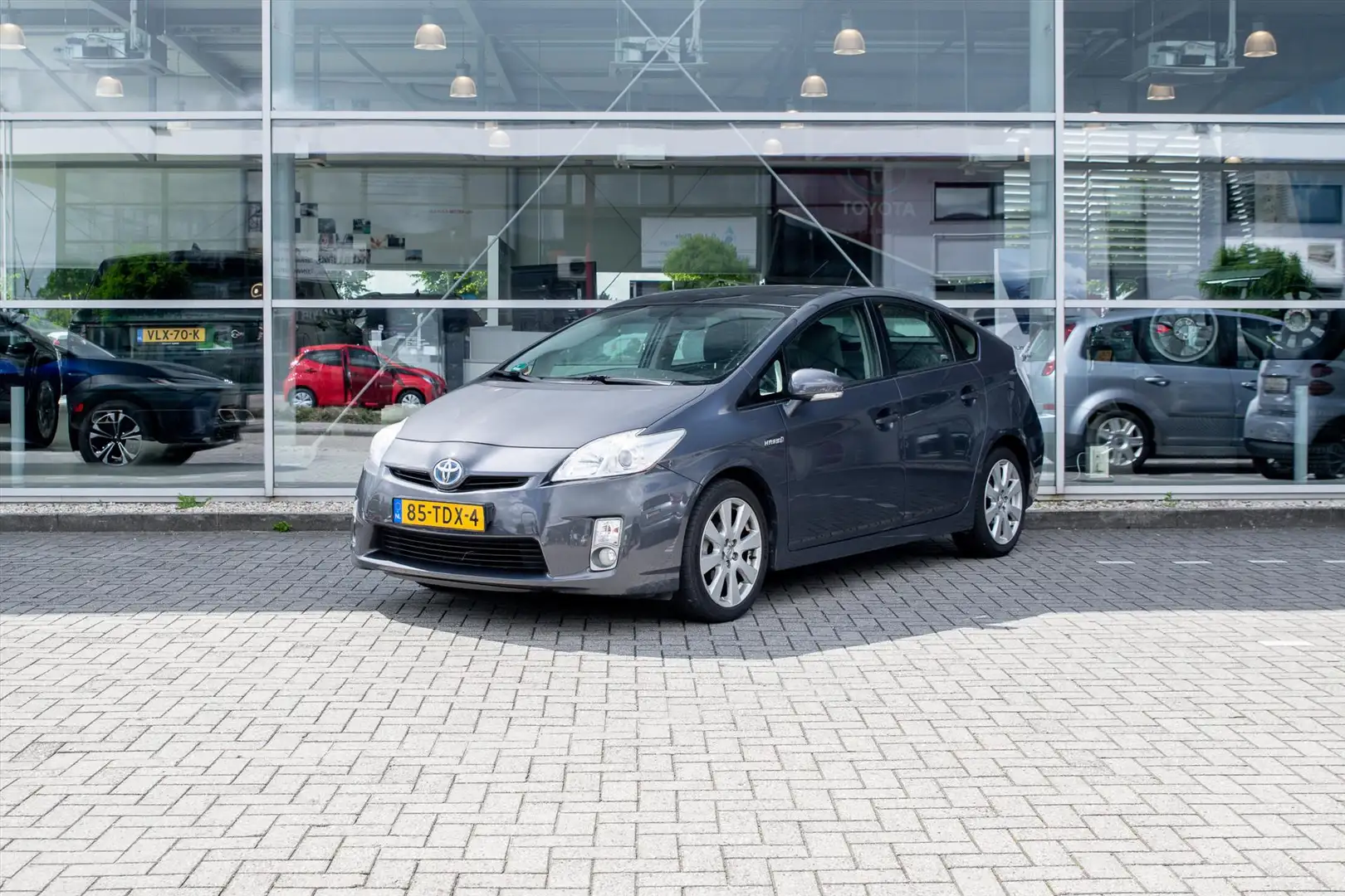 Toyota Prius 1.8 Full Hybrid 136PK Aut Grijs - 1