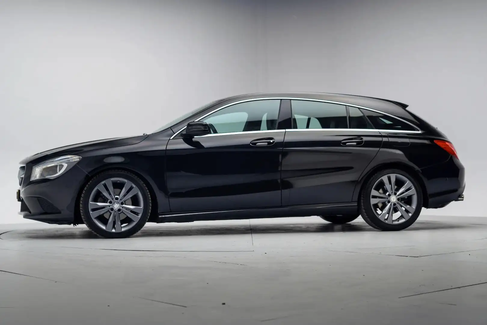 Mercedes-Benz CLA 200 D Shooting Brake [ Navigatie Trekhaak Cruise contr Noir - 2