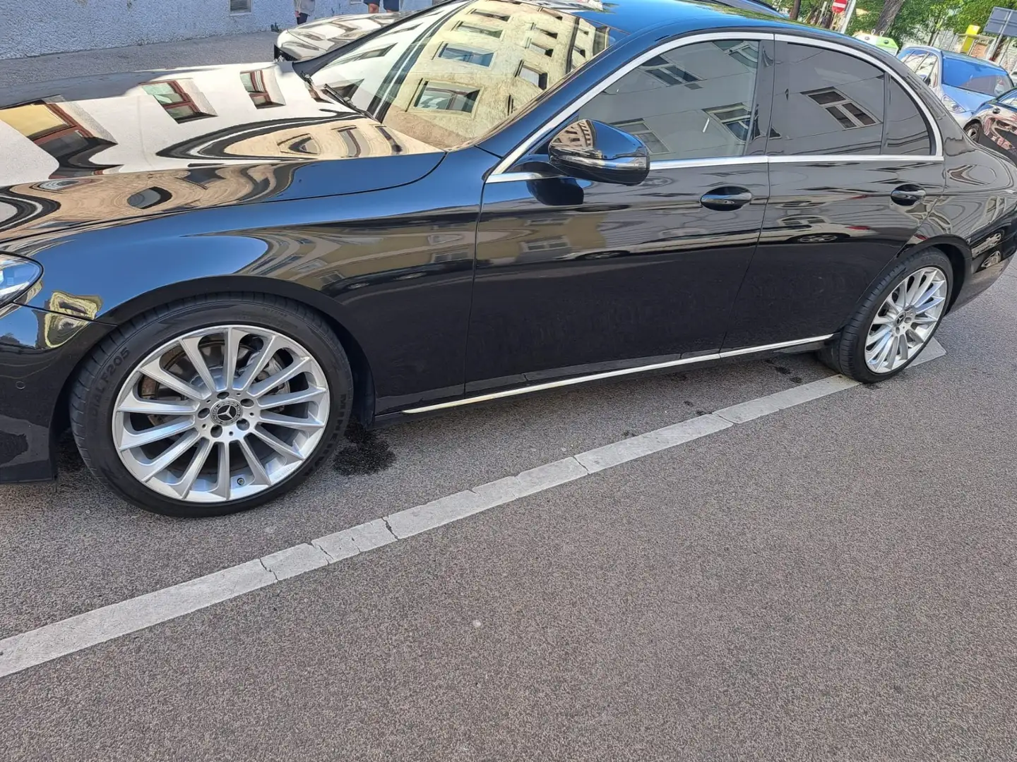 Mercedes-Benz E 220 d Avantgarde Aut. Schwarz - 1