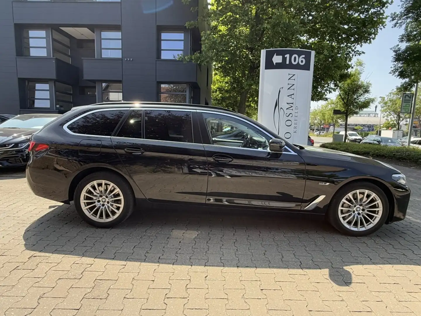 BMW 520 e Touring Aut.  Live Cockpit   AHK   360°K Schwarz - 2