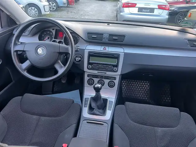 Volkswagen Passat view 10