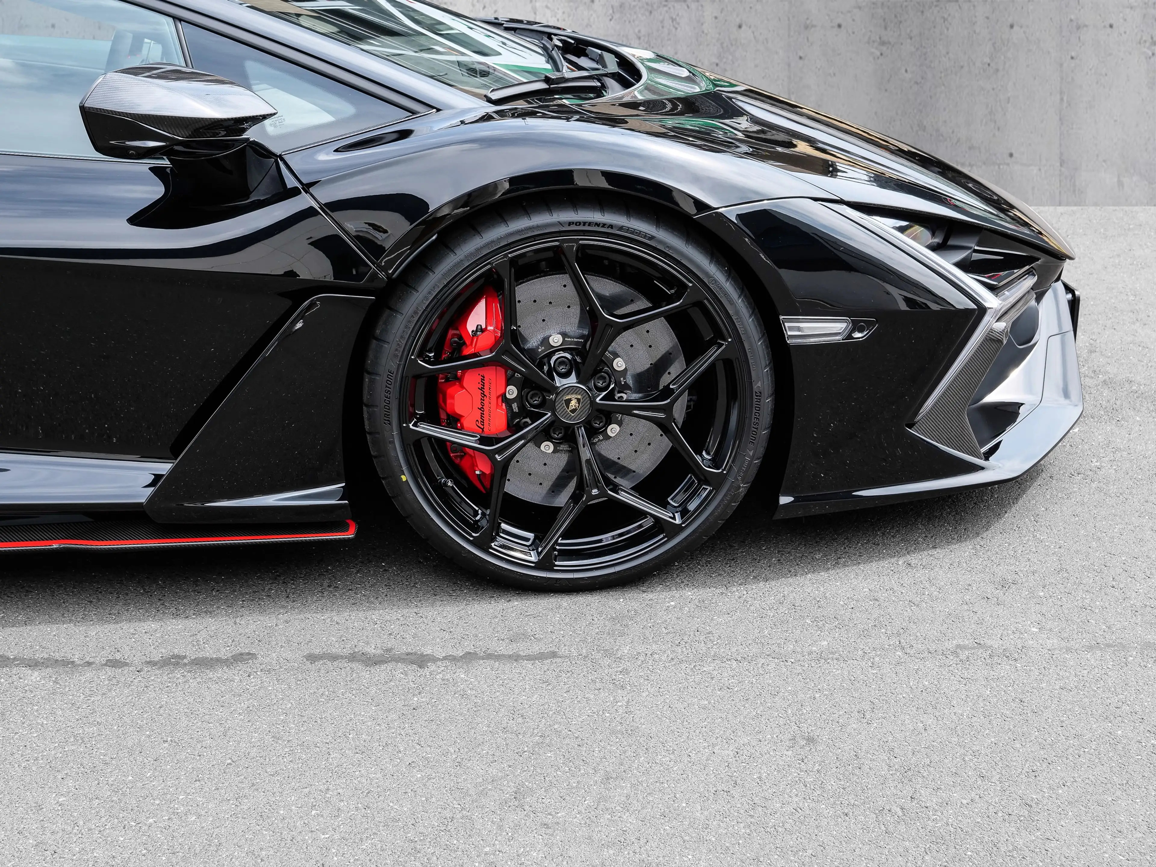Lamborghini Revuelto Nero Noctis, Carbon, Corsa Tex — photo 9