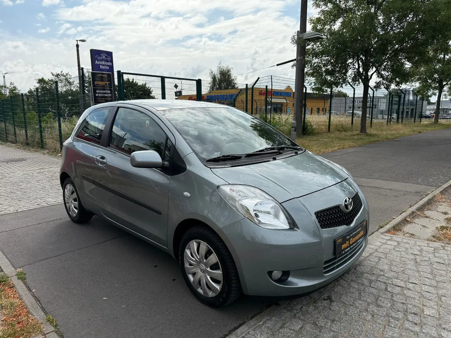 Toyota Yaris Team Automatik FINANZIERUNG HIER MÖGLICH Silber - 2