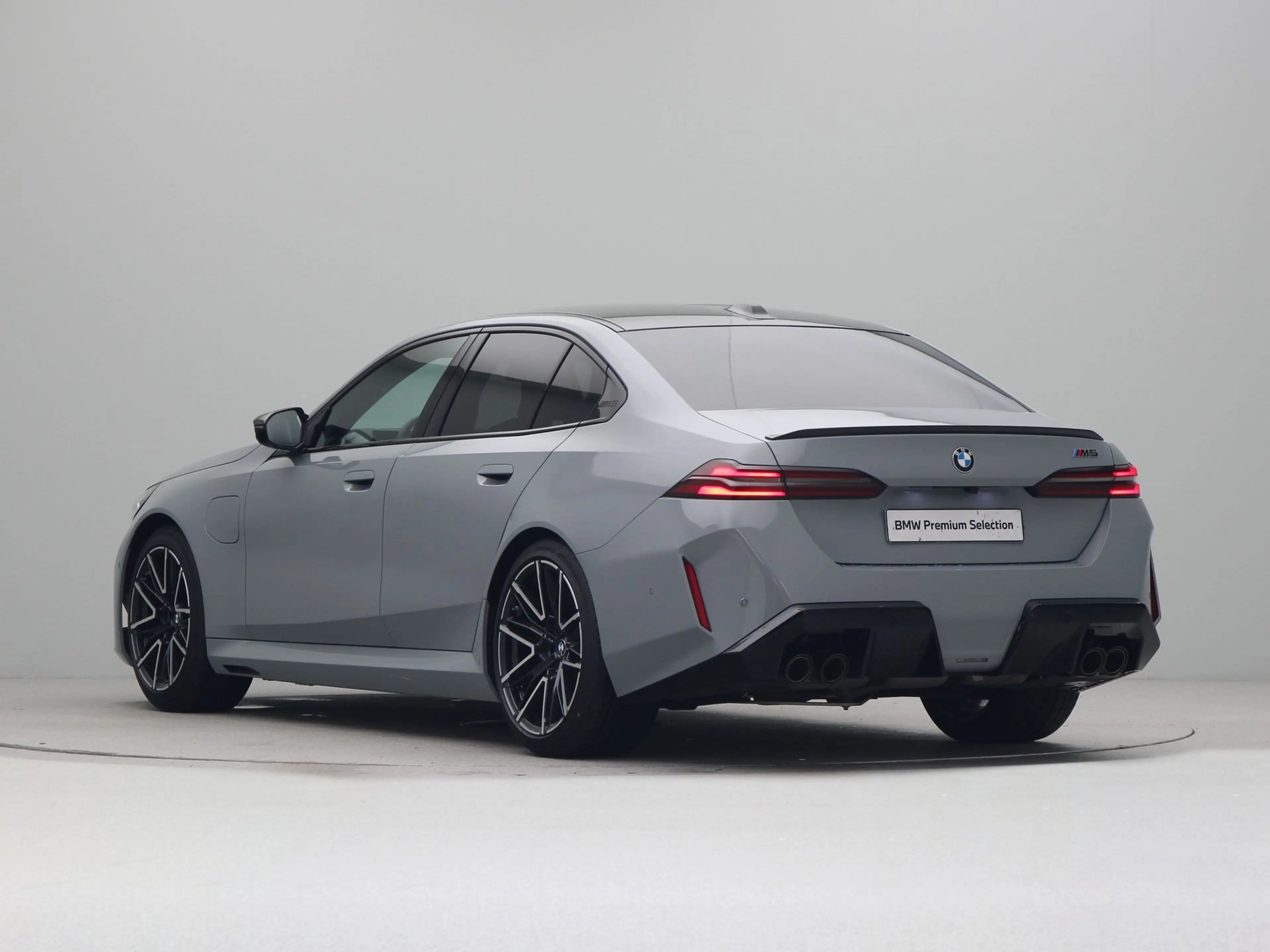BMW M5 Sedan — photo 11