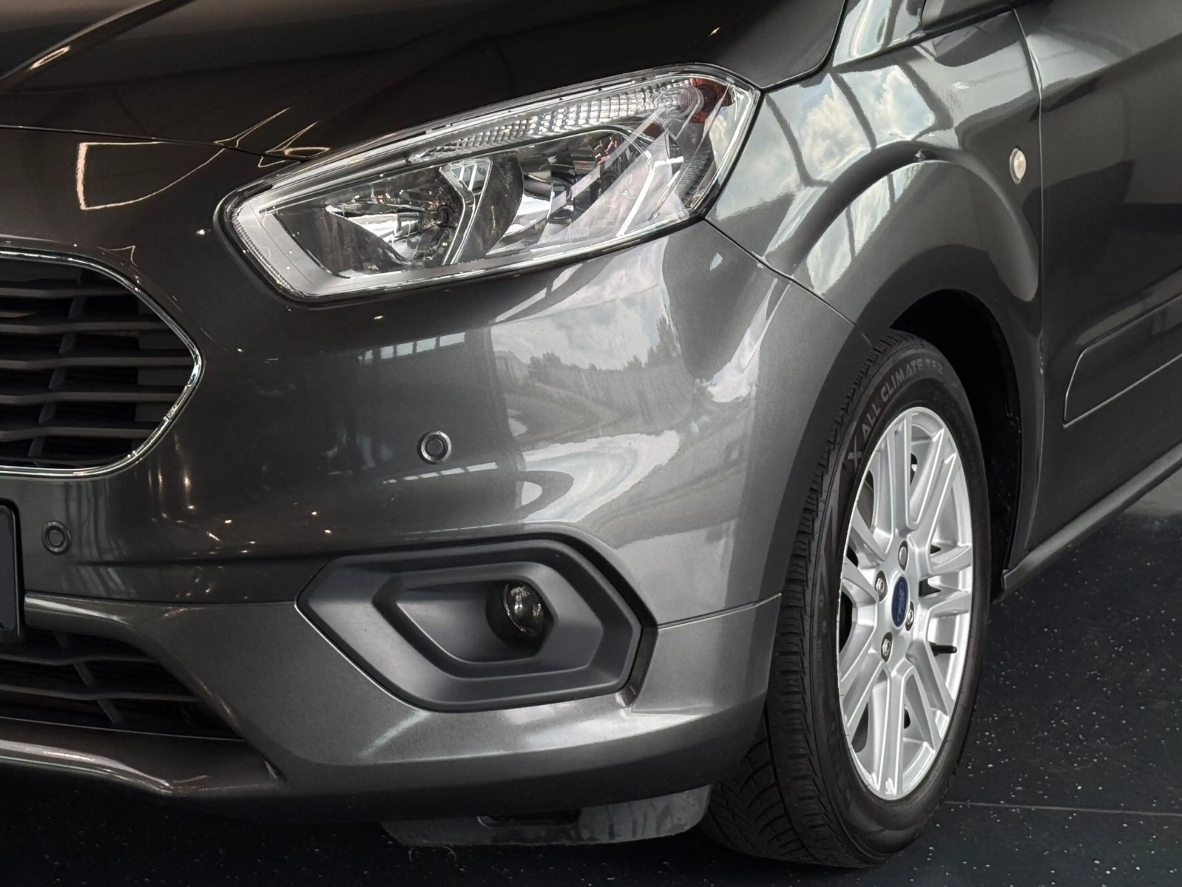 Ford Tourneo Courier Titanium*AHK*NAVI*SHZ*PDC* — photo 4