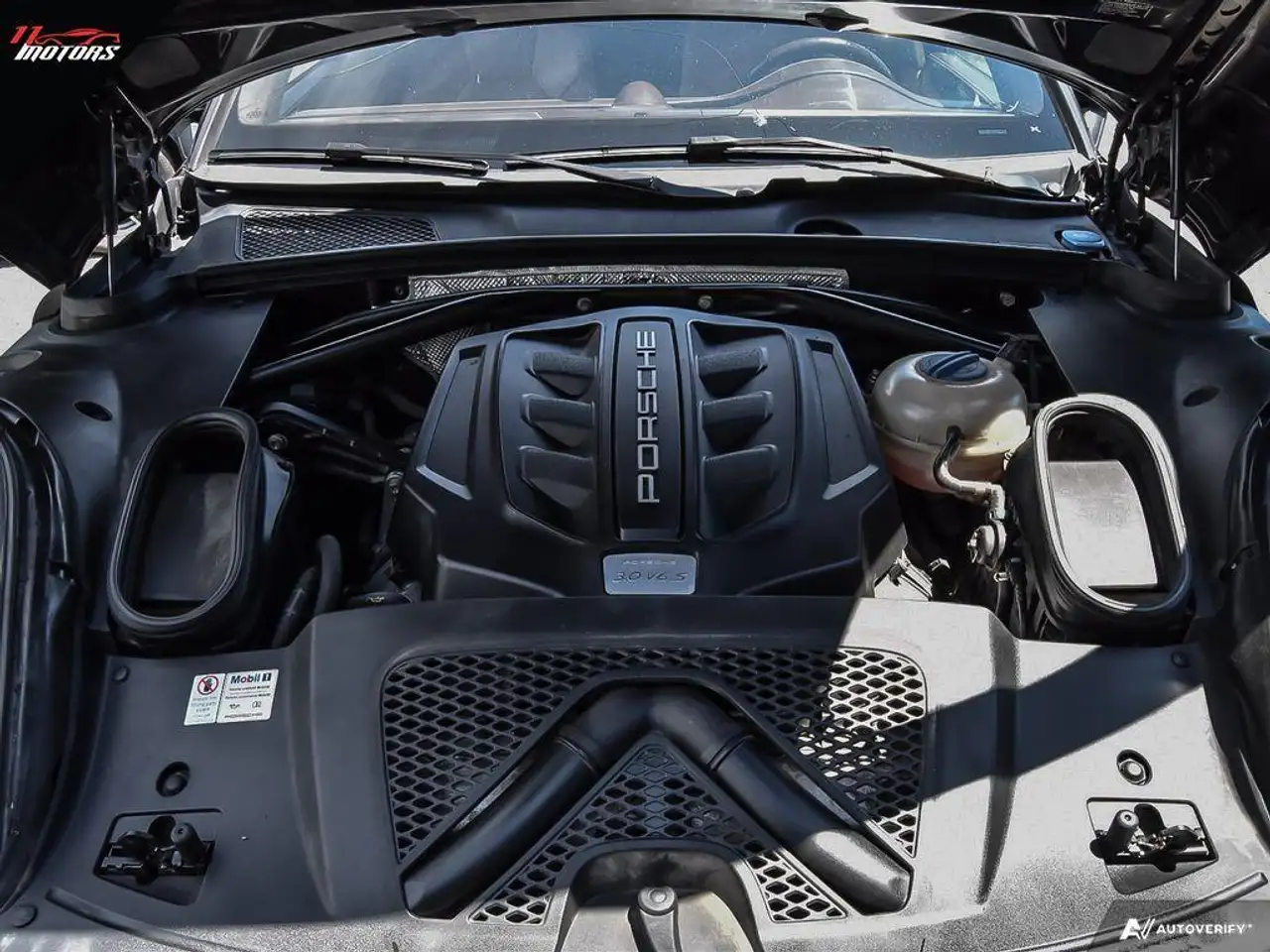 Porsche Macan photo Porsche Macan