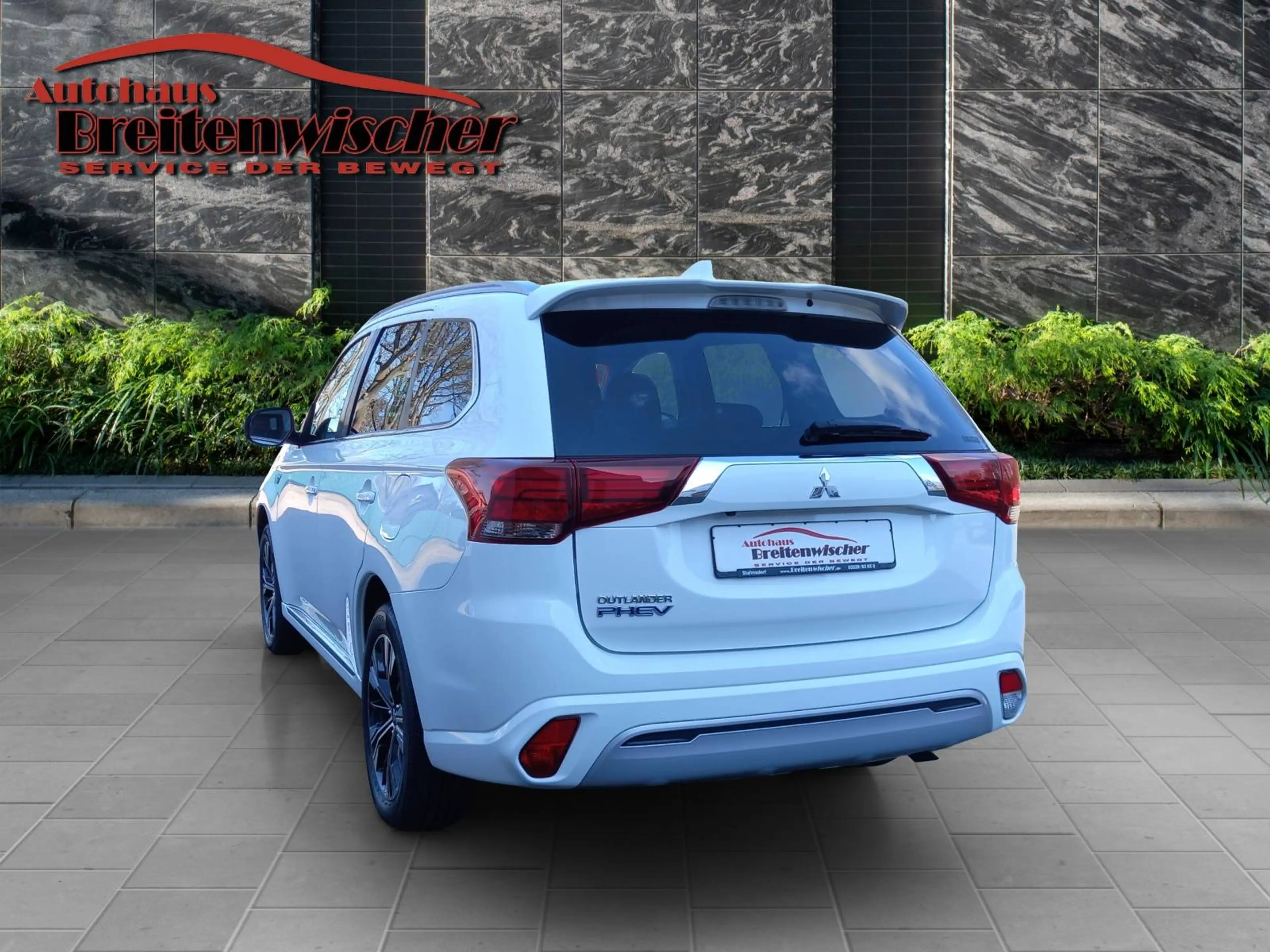 Mitsubishi Outlander Outlander Plug-In Hybrid 2.4 4WD Basis Spirit — photo 4