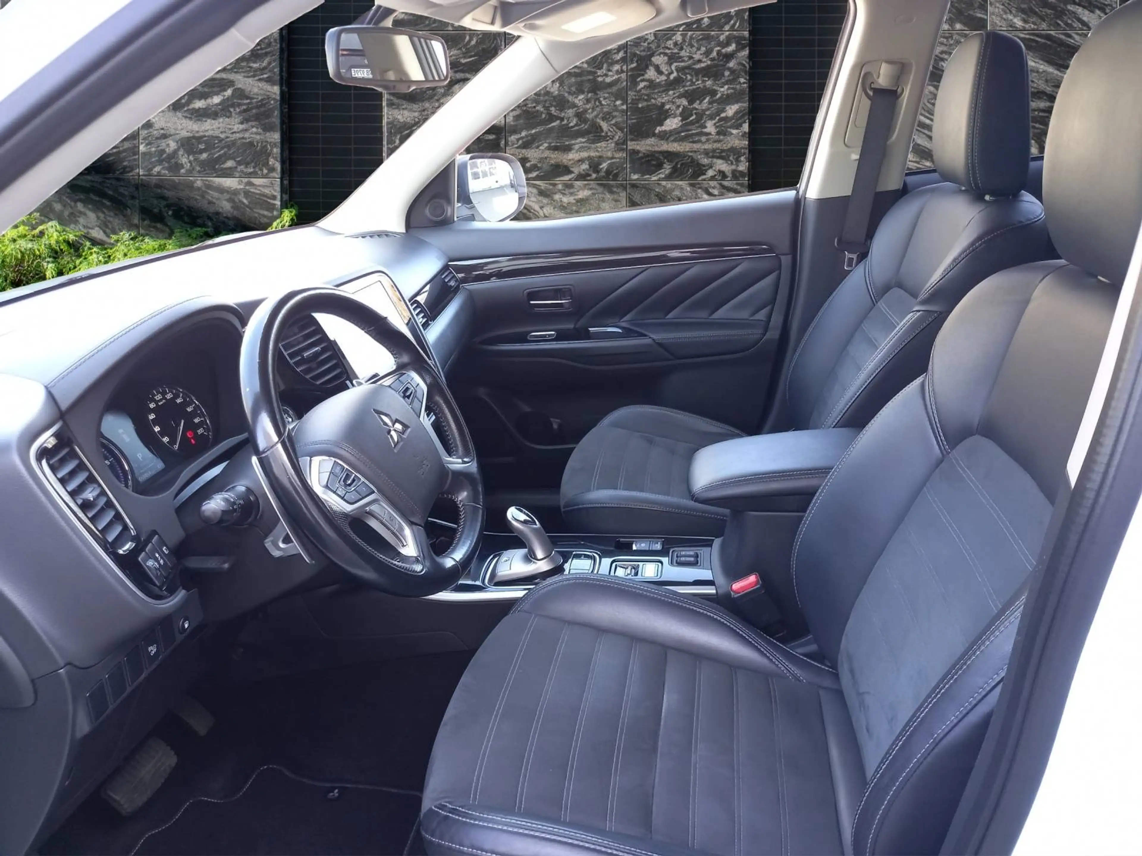 Mitsubishi Outlander Outlander Plug-In Hybrid 2.4 4WD Basis Spirit — photo 10
