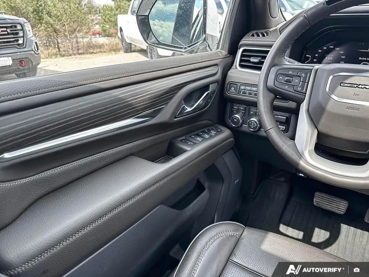 GMC Yukon снимка GMC Yukon