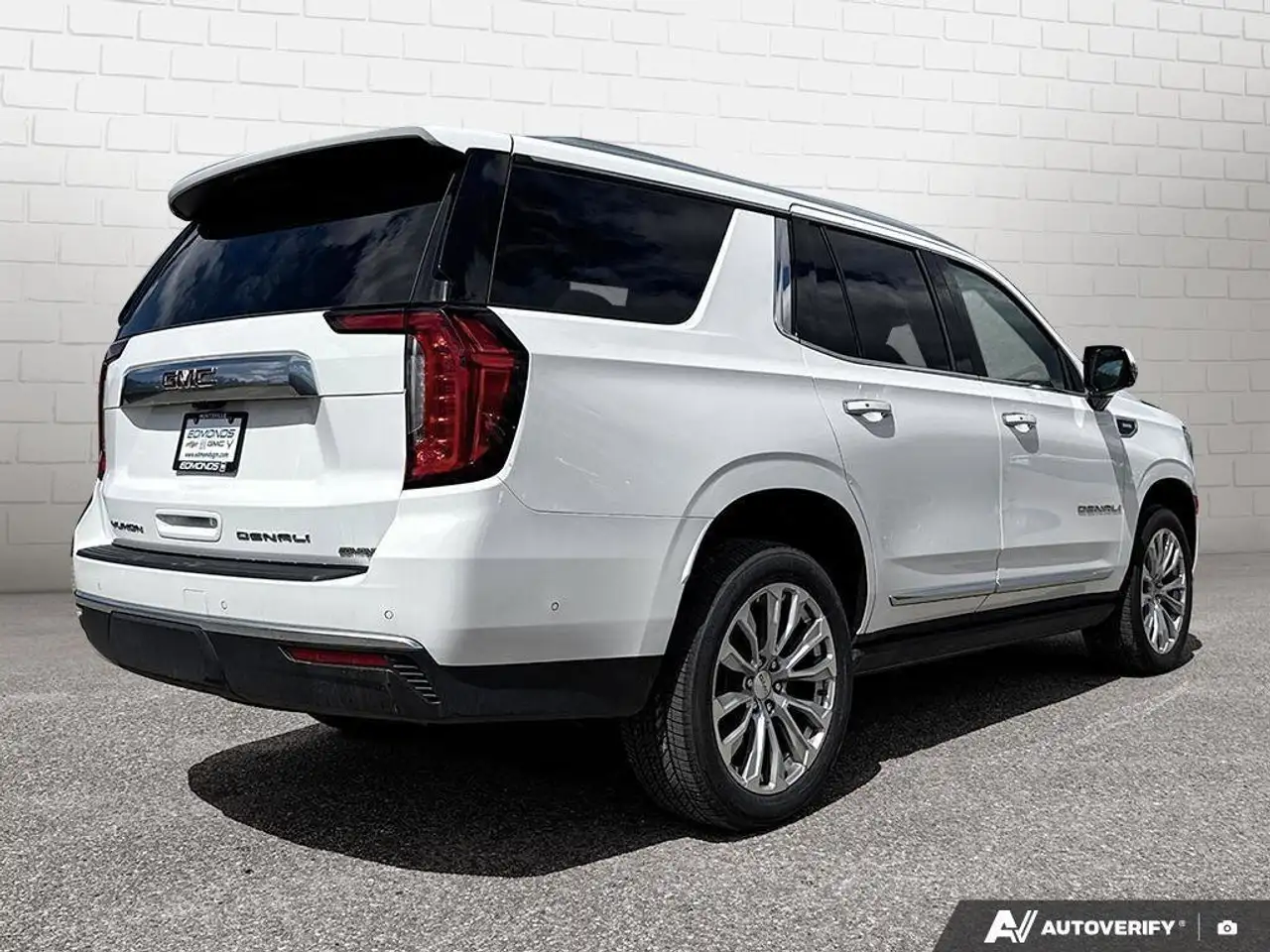 GMC Yukon снимка GMC Yukon