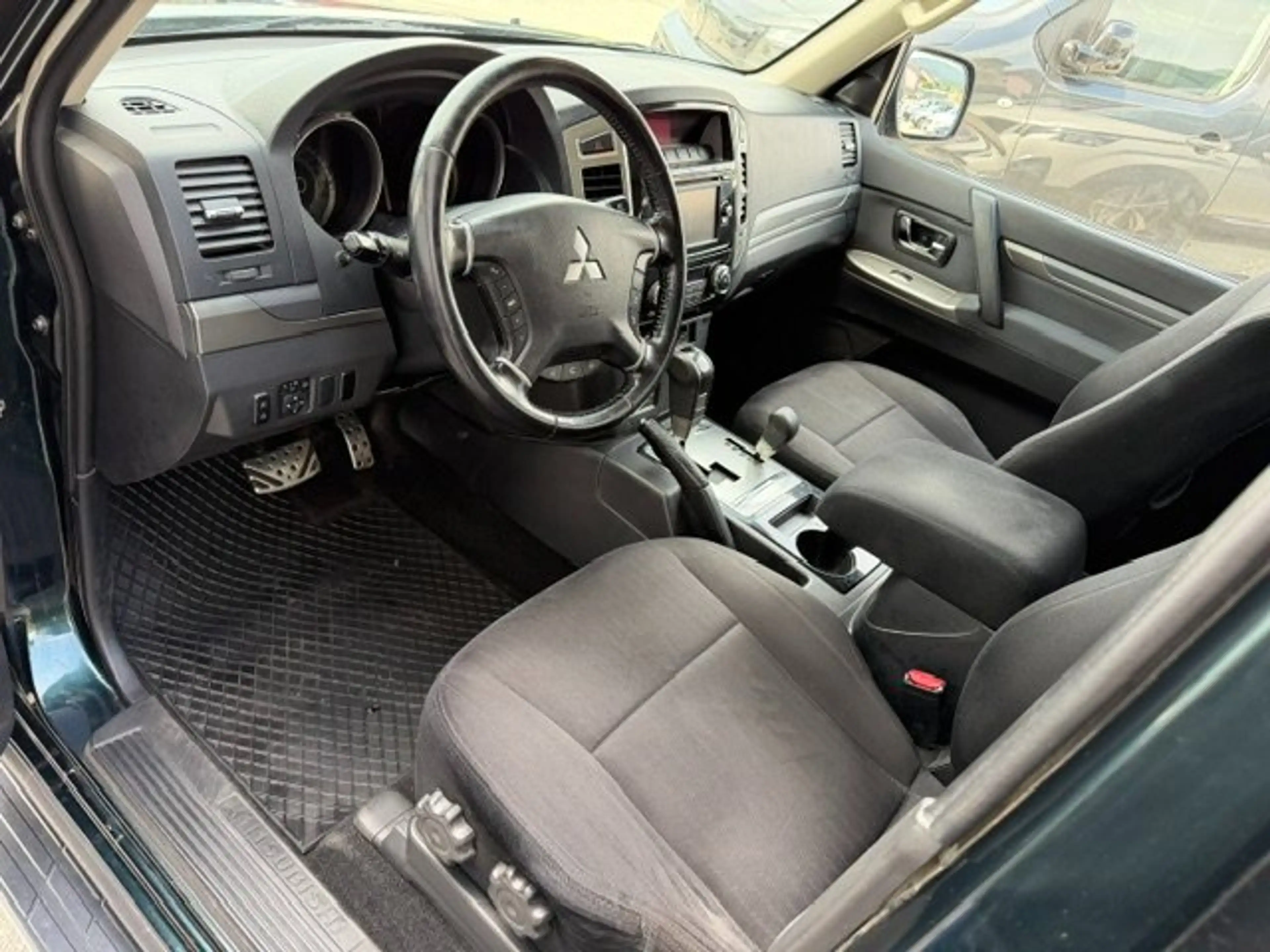 Mitsubishi Pajero 3.2 DI-D Edition 100 (5-trg.) *Untersetzung* — photo 11