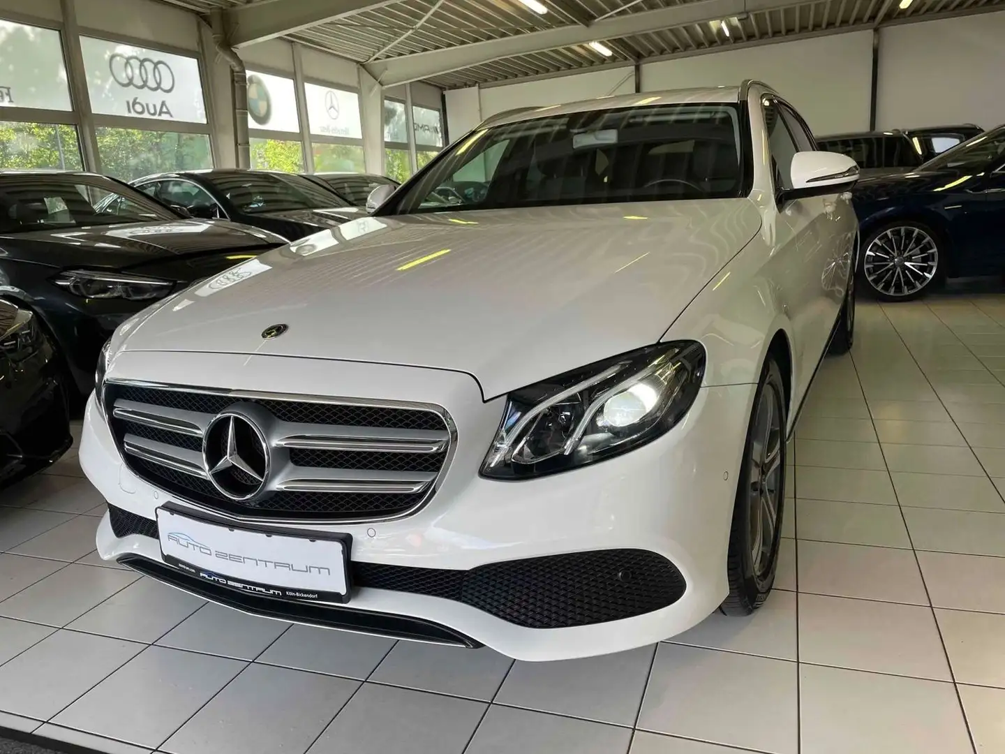 Mercedes-Benz E 200 Aut./Avantgarde/Navi/LED/Kamera Weiß - 2