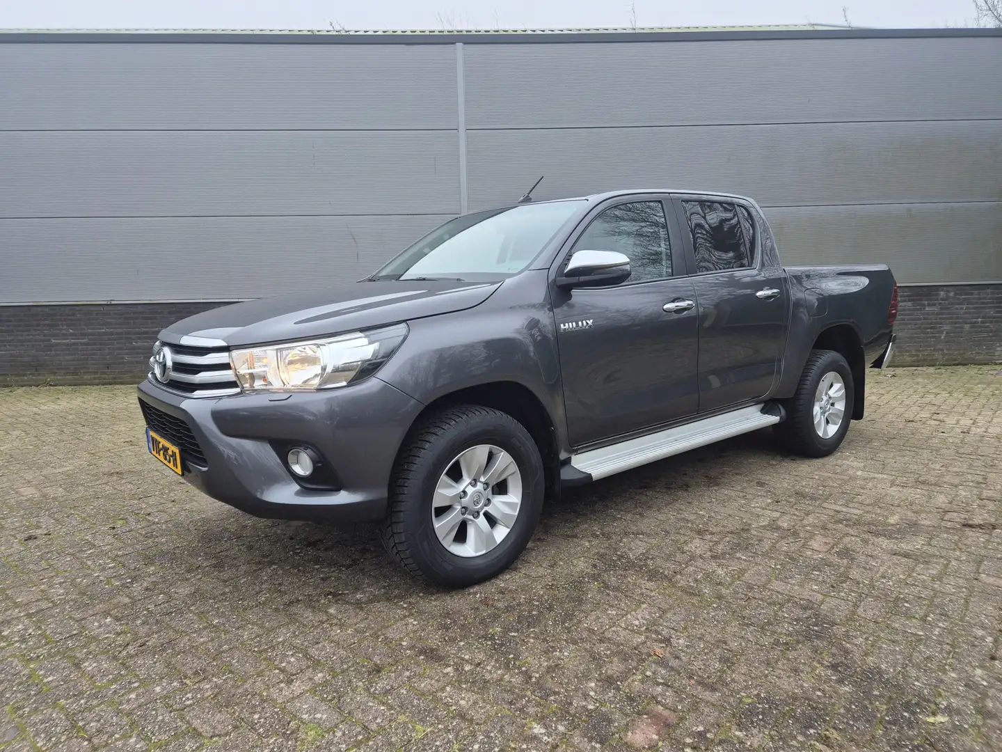 Toyota Hilux 2.4 D-4D Double Cab Professional Navigatie Achteru Gris - 1