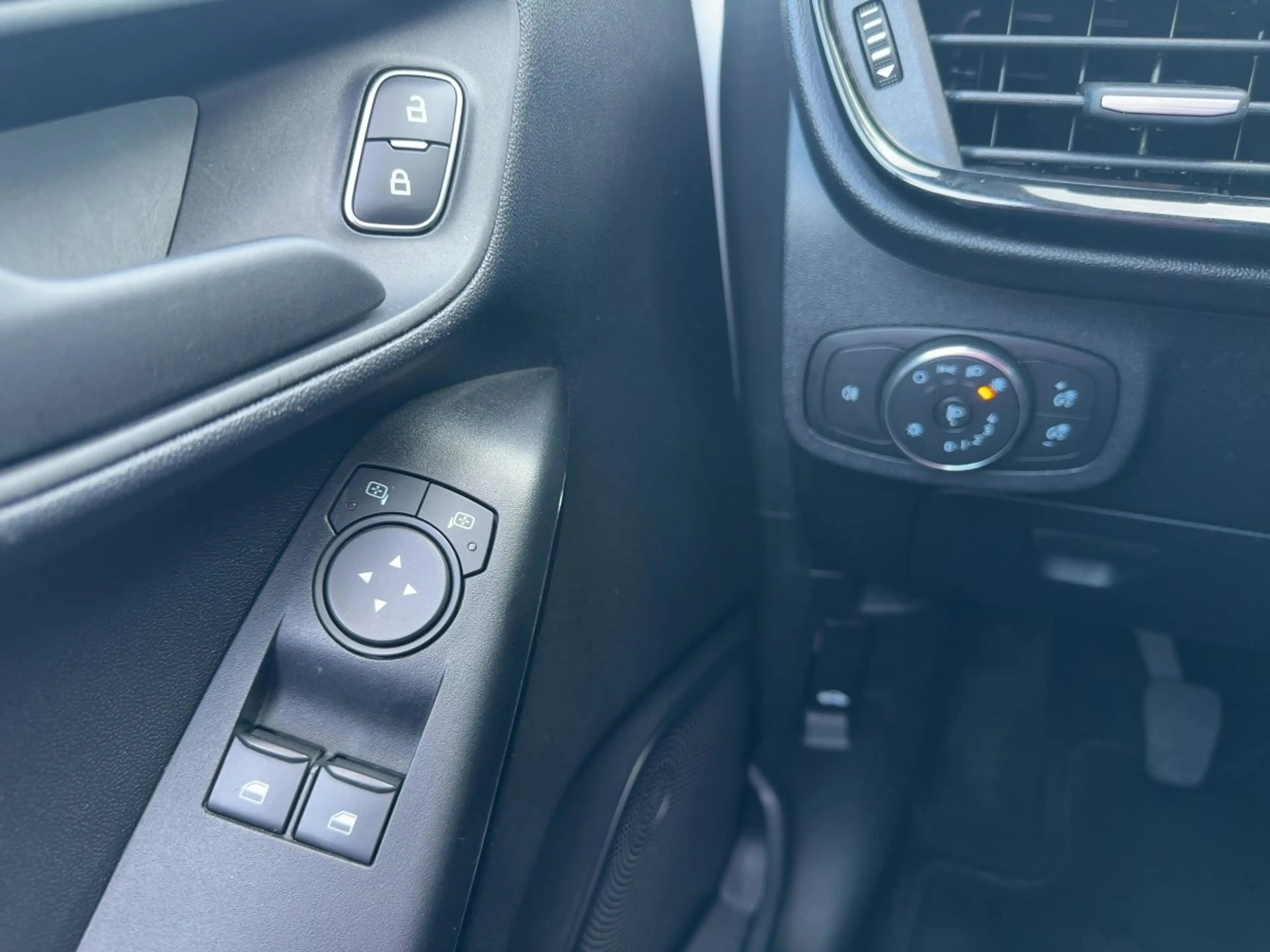 Ford Fiesta Cool & Connect LED+Winterpaket+Klima — photo 13