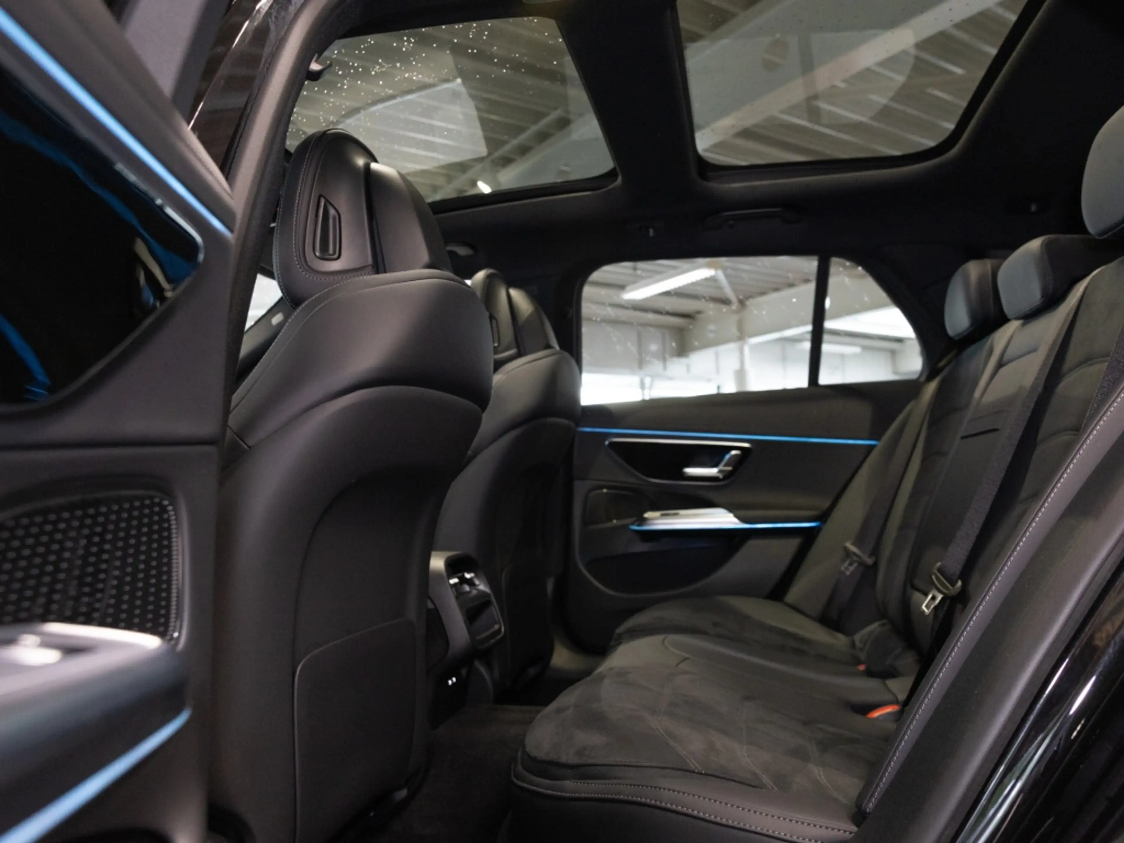 Mercedes-Benz E 200 T , AMG NIGHT AHK DISTR KAMERA PANO SPUR — photo 9