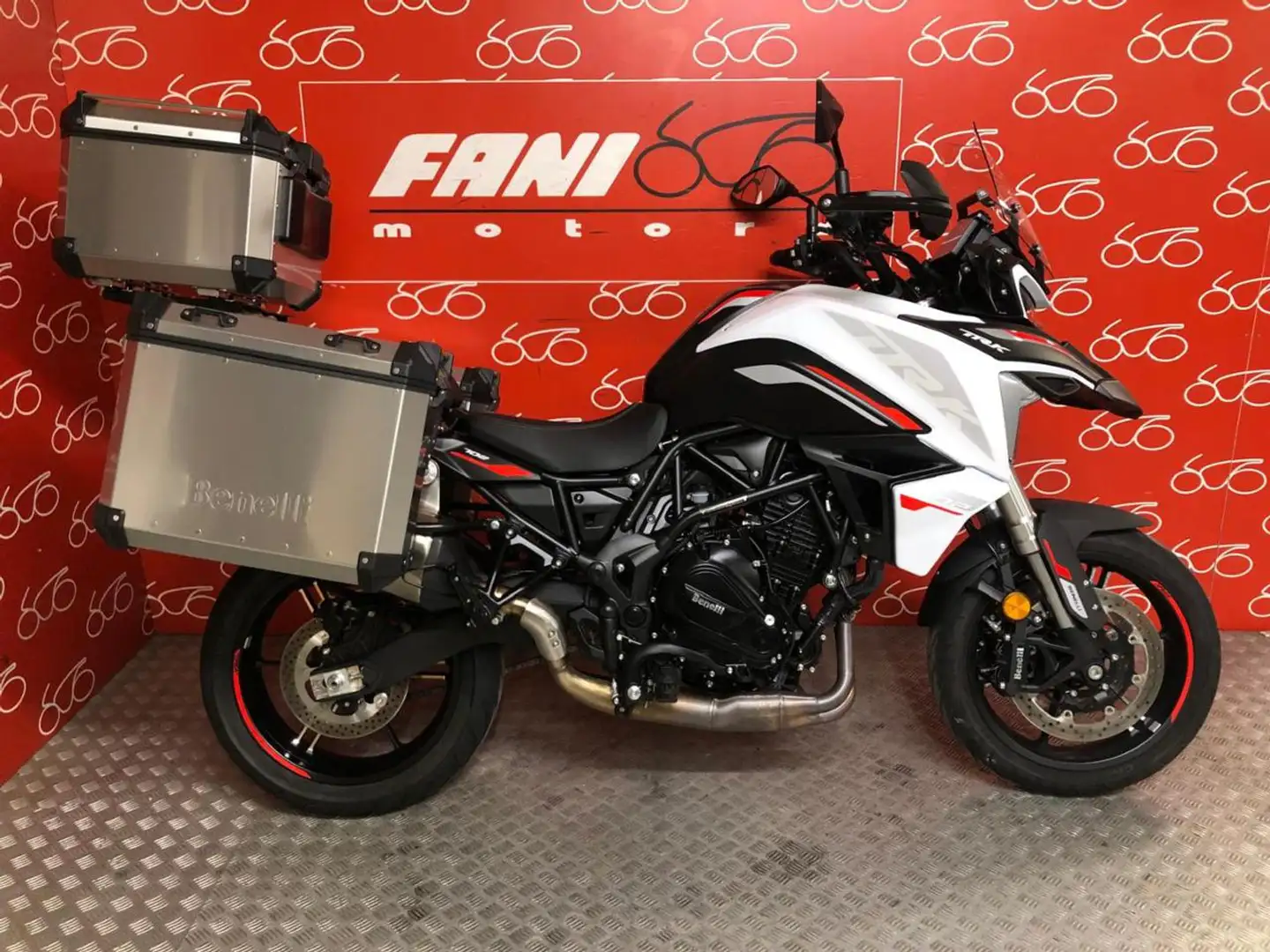 Benelli TRK 702 . Bianco - 1