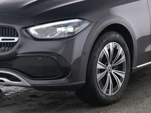 Mercedes-Benz C view 2
