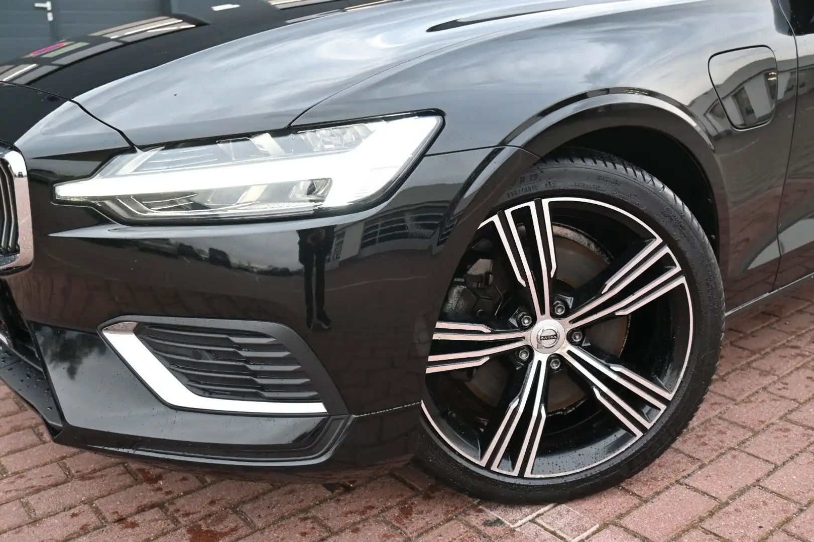 Volvo V60 T8 TE Inscription*LED*HUD*PANO*CAM*PDC*STHZ Schwarz - 2