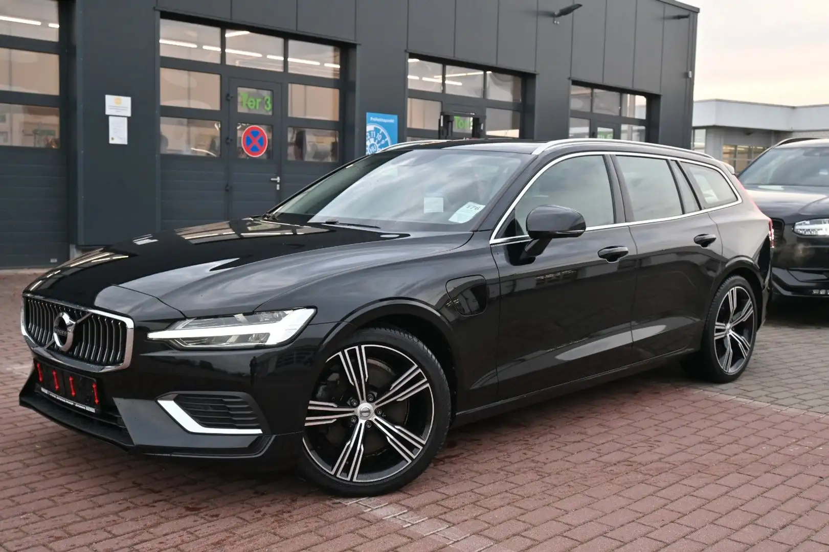 Volvo V60 T8 TE Inscription*LED*HUD*PANO*CAM*PDC*STHZ Schwarz - 1