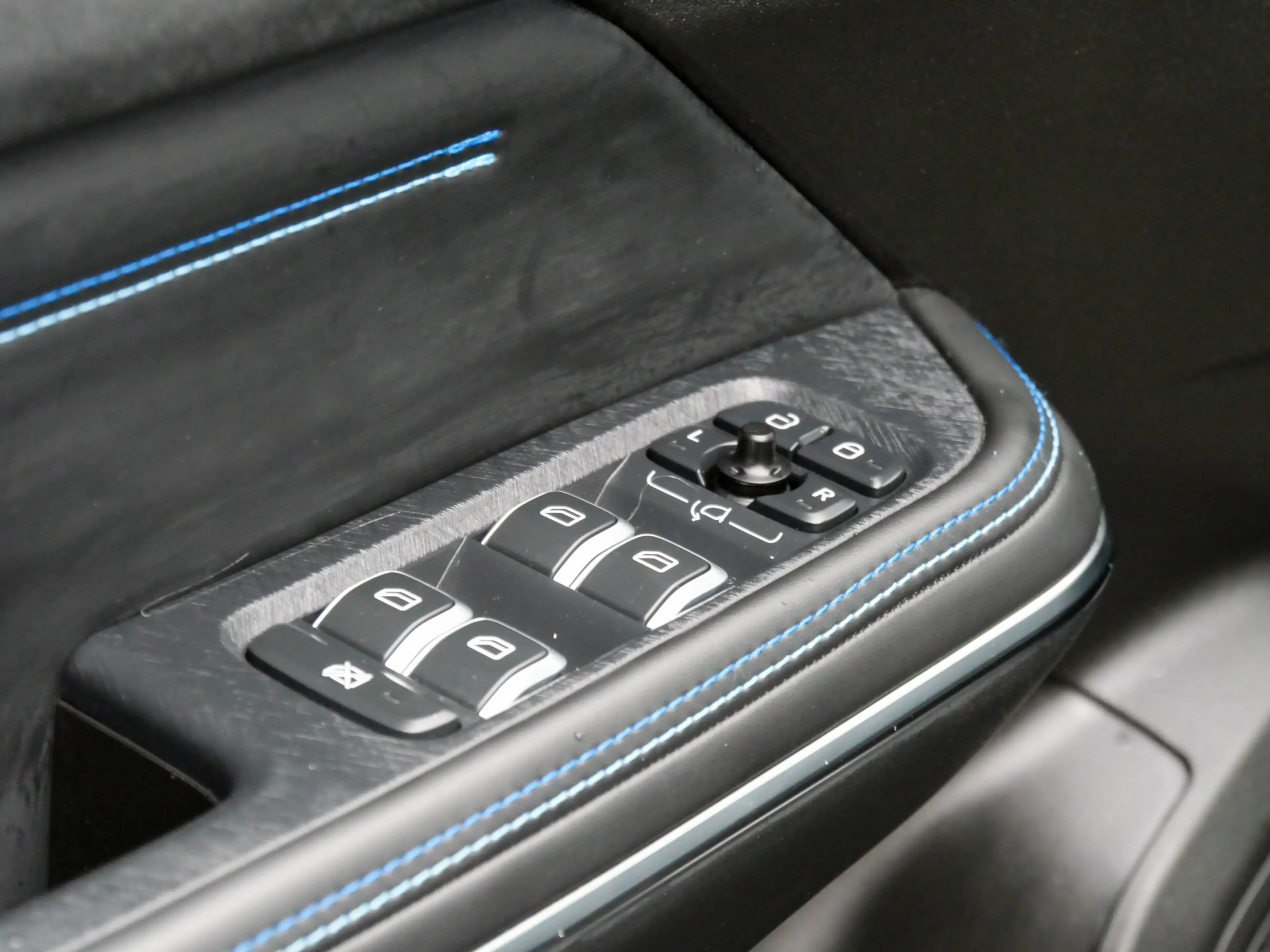 Lynk & Co 01 1.5 Plug-In Hybrid | PANODAK | CAMERA | MEMORY STO — photo 16