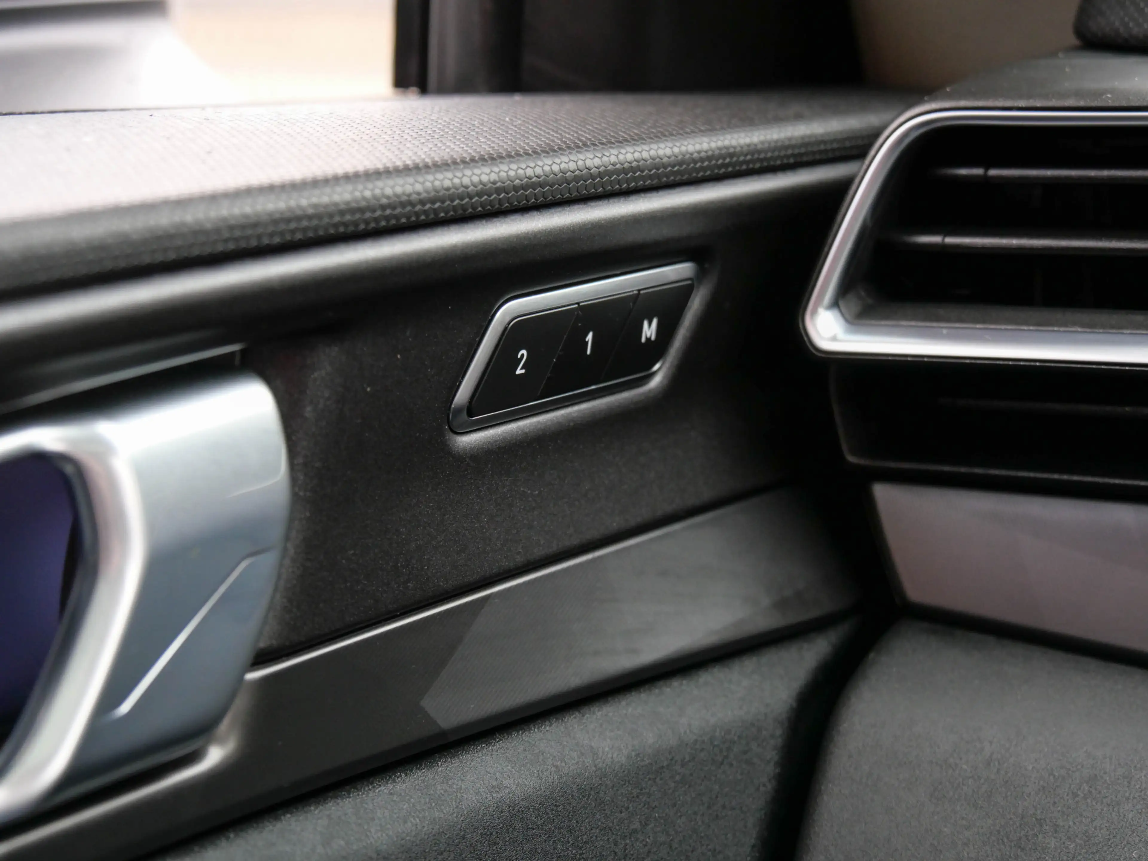 Lynk & Co 01 1.5 Plug-In Hybrid | PANODAK | CAMERA | MEMORY STO — photo 15