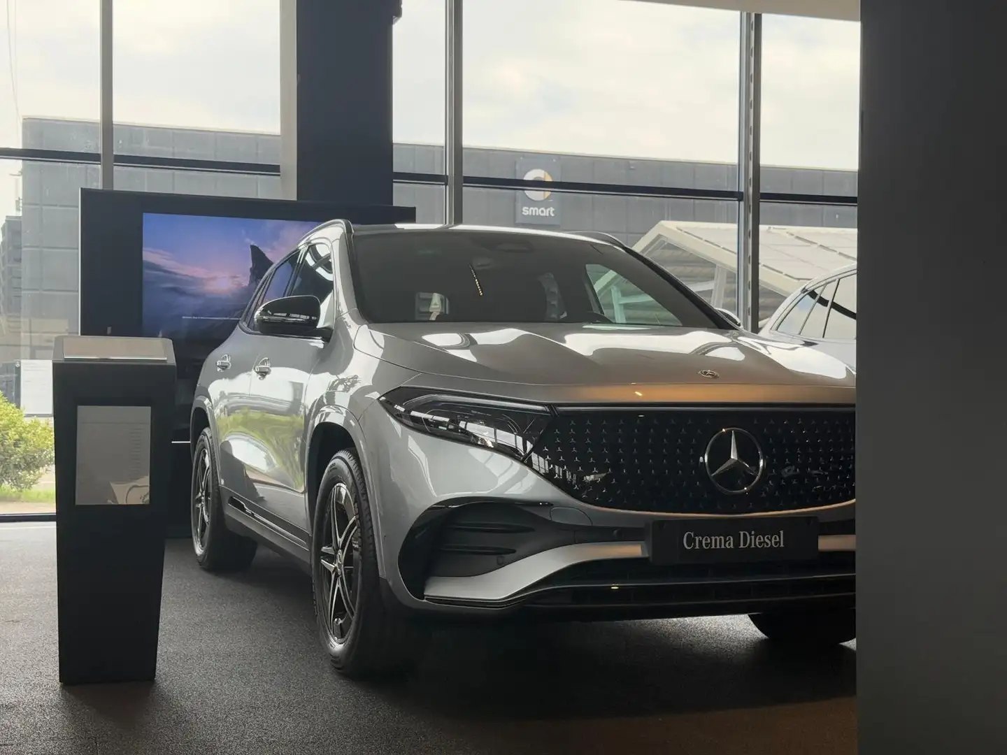 Mercedes-Benz EQA 250 EQA 250+ AMG Line ADVANCED Argintiu - 1