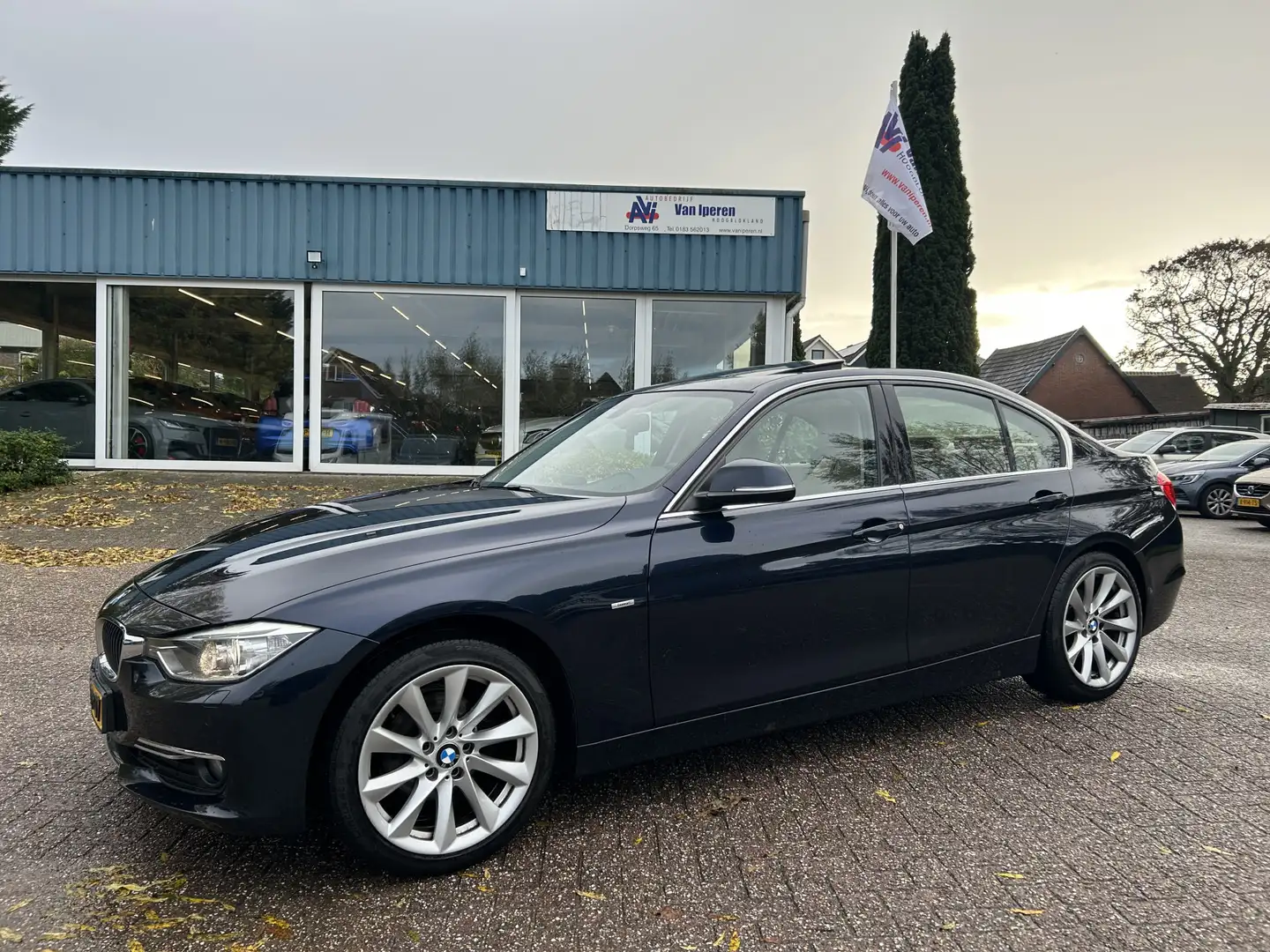 BMW 320 3-serie 320i EfficientDynamics Edition High Execut Blauw - 1