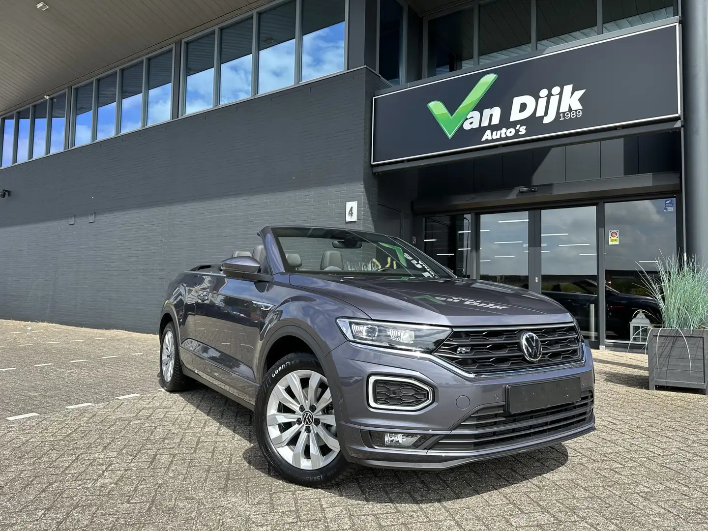 Volkswagen T-Roc Cabrio 1.5 TSI R-Line Navi Camera Trekhaak Grau - 1