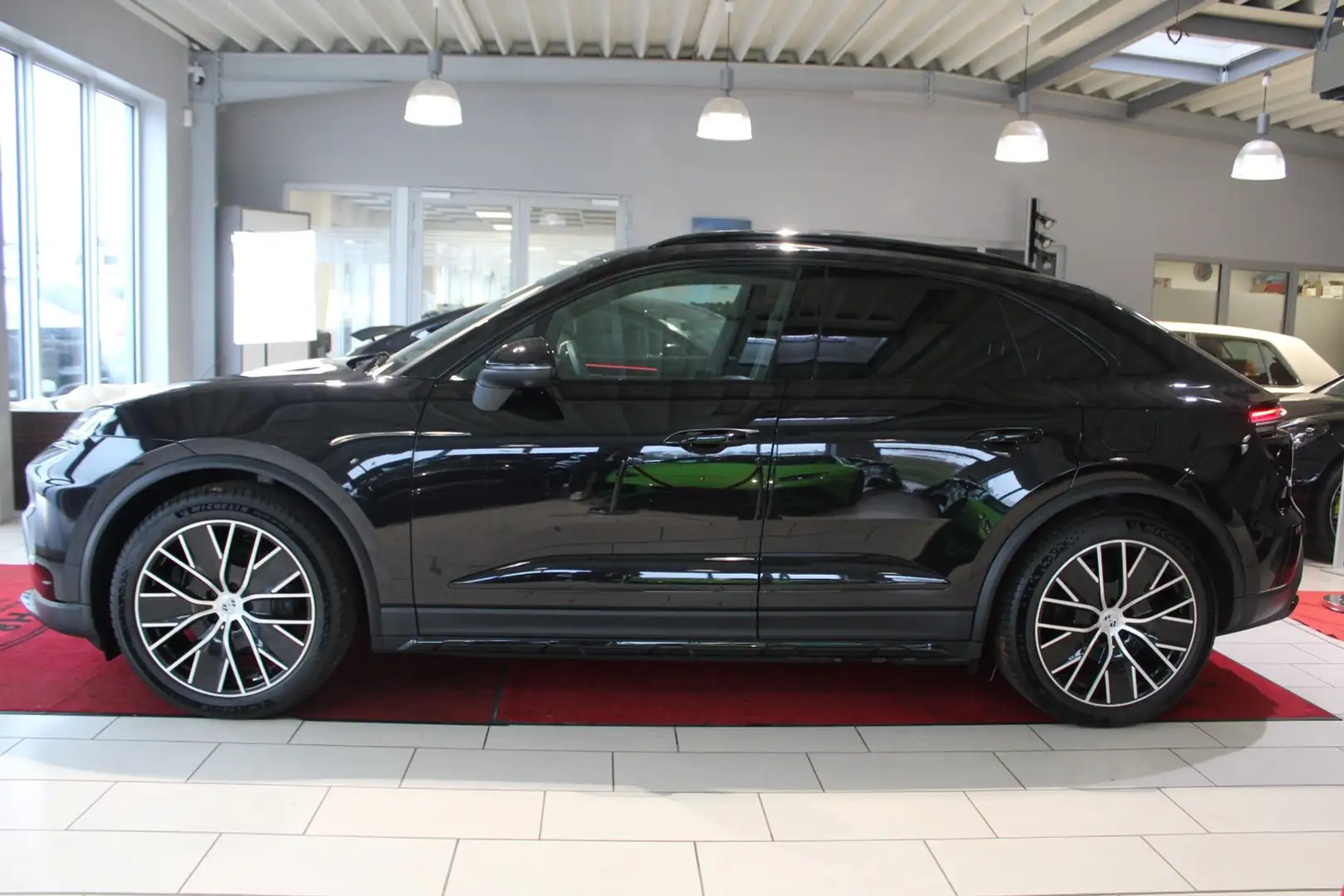 Porsche Macan Electric 4 Schwarz - 2