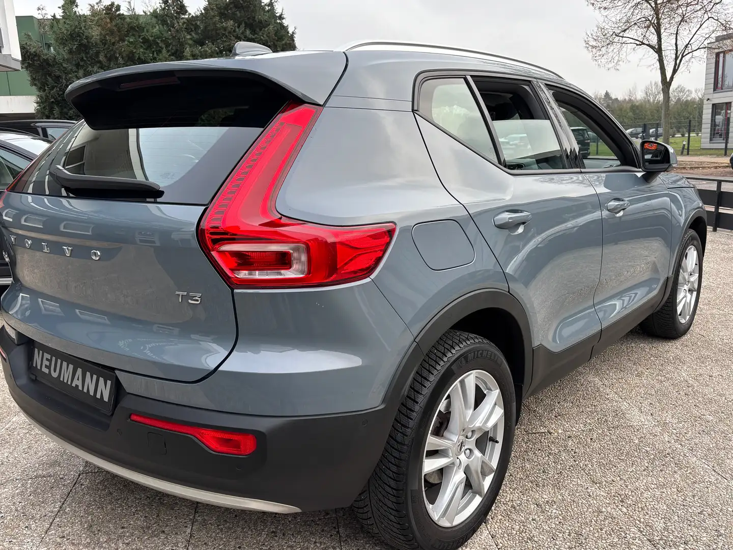 Volvo XC40 Momentum Pro 2WD Gris - 2