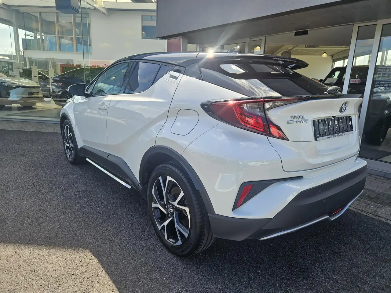 Toyota C-HR 1.8 VVT i-Hybrid C-Lub Bi-Tone E-CVT, миниатюра 4