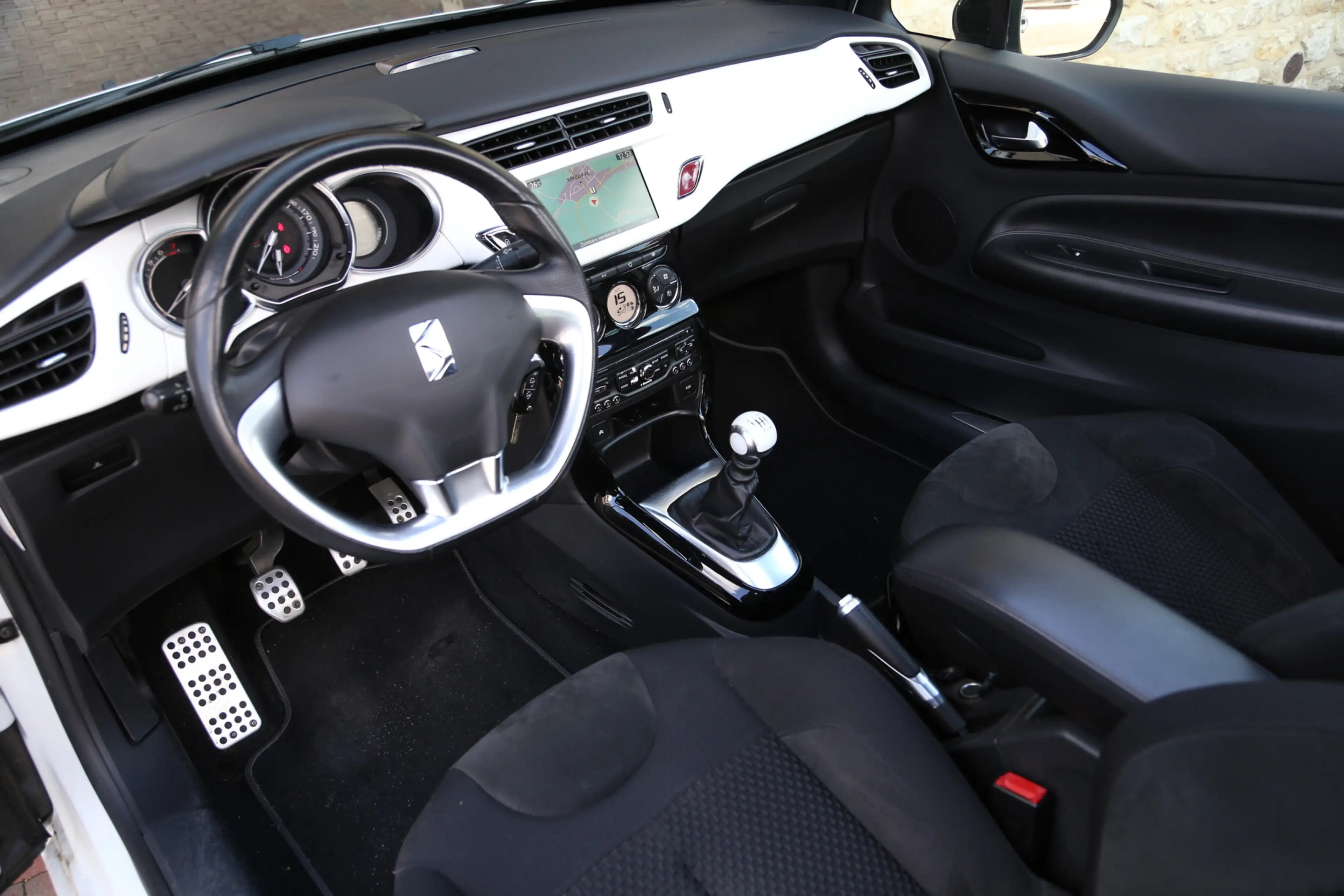 Citroen DS3 Cabrio 1.6 THP Sport Chic Navi — photo 6