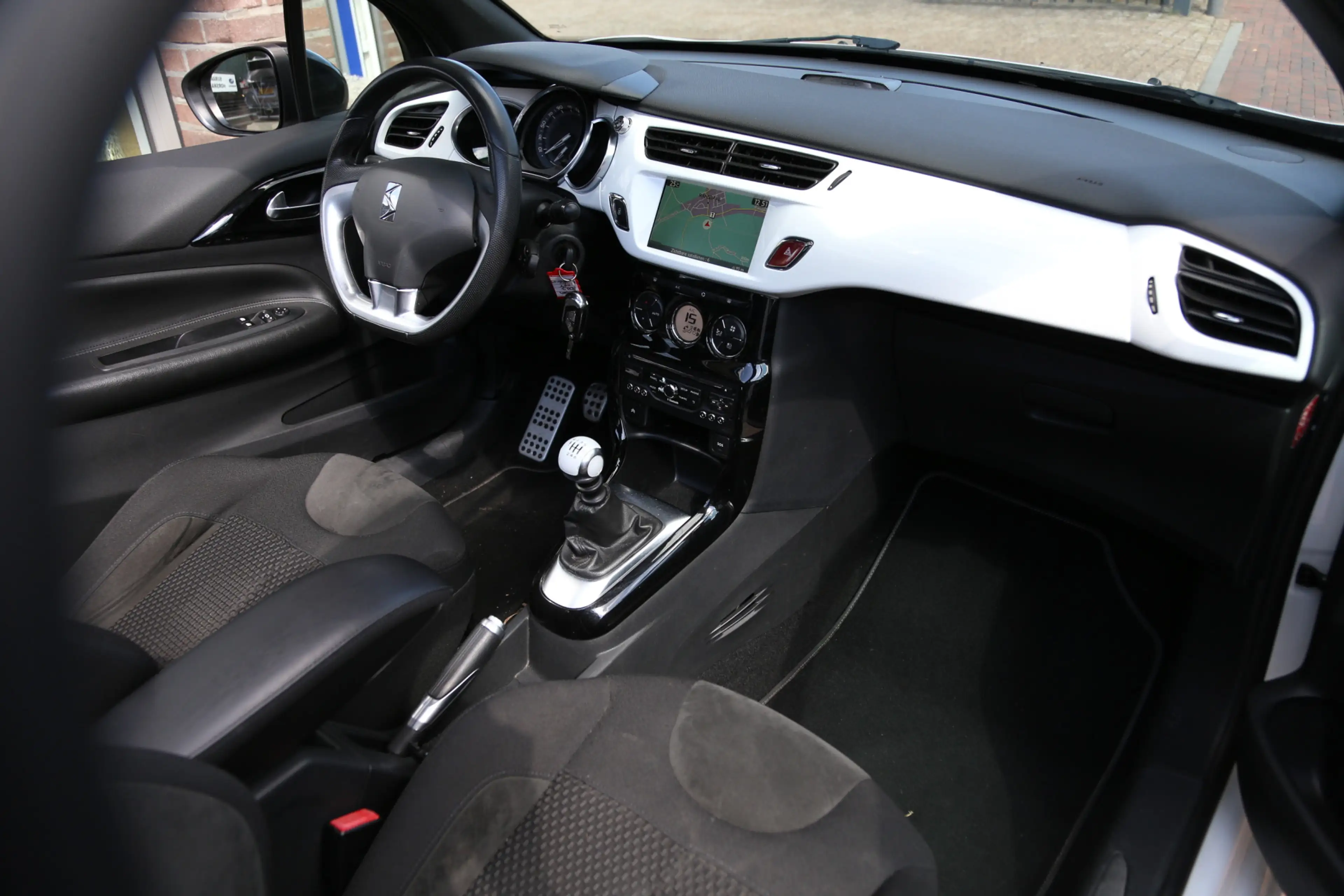 Citroen DS3 Cabrio 1.6 THP Sport Chic Navi — photo 4