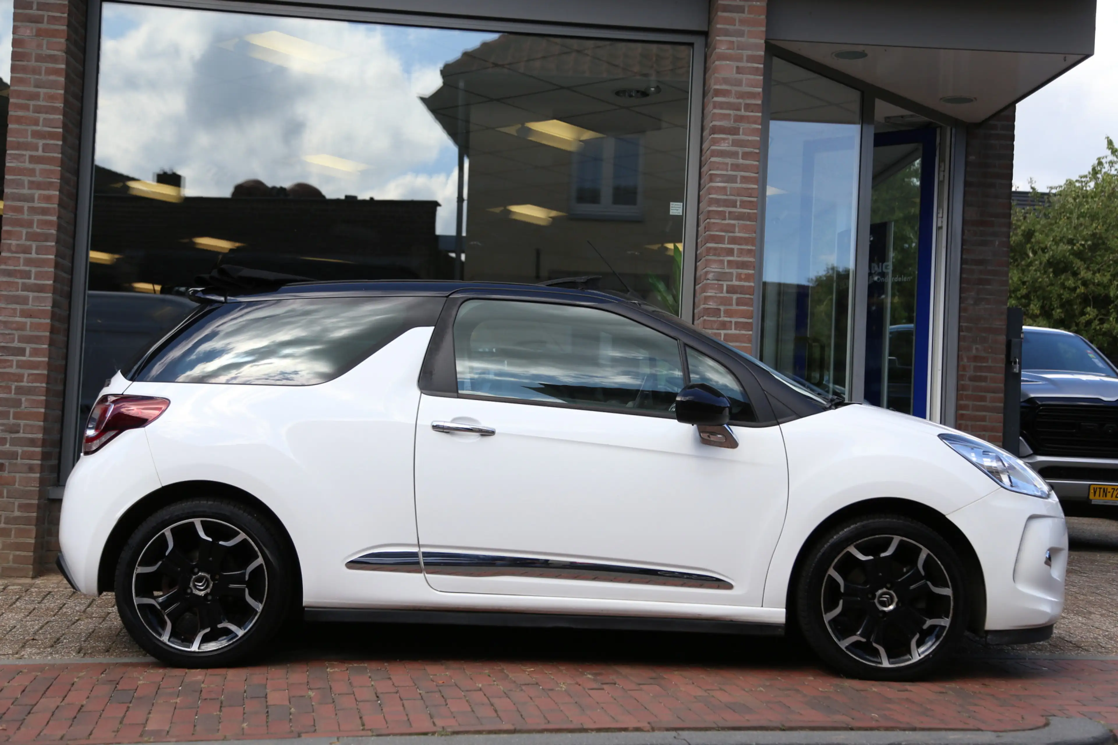 Citroen DS3 Cabrio 1.6 THP Sport Chic Navi — photo 2