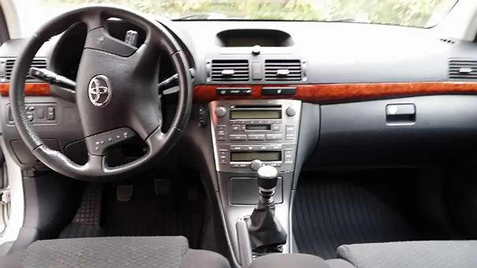 Toyota Avensis Avensis 2,2 D-CAT Linea Sol Linea Sol Silber - 2