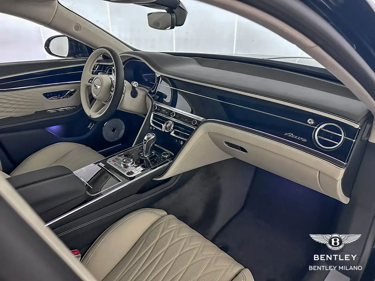 Bentley Flying Spur 2025 — фото 15