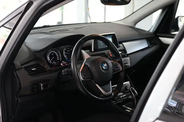 BMW 2 Series view 11