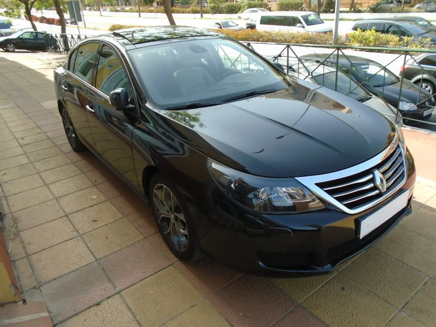 Renault Latitude 3.0dCi V6 Initiale Aut. Noir - 2