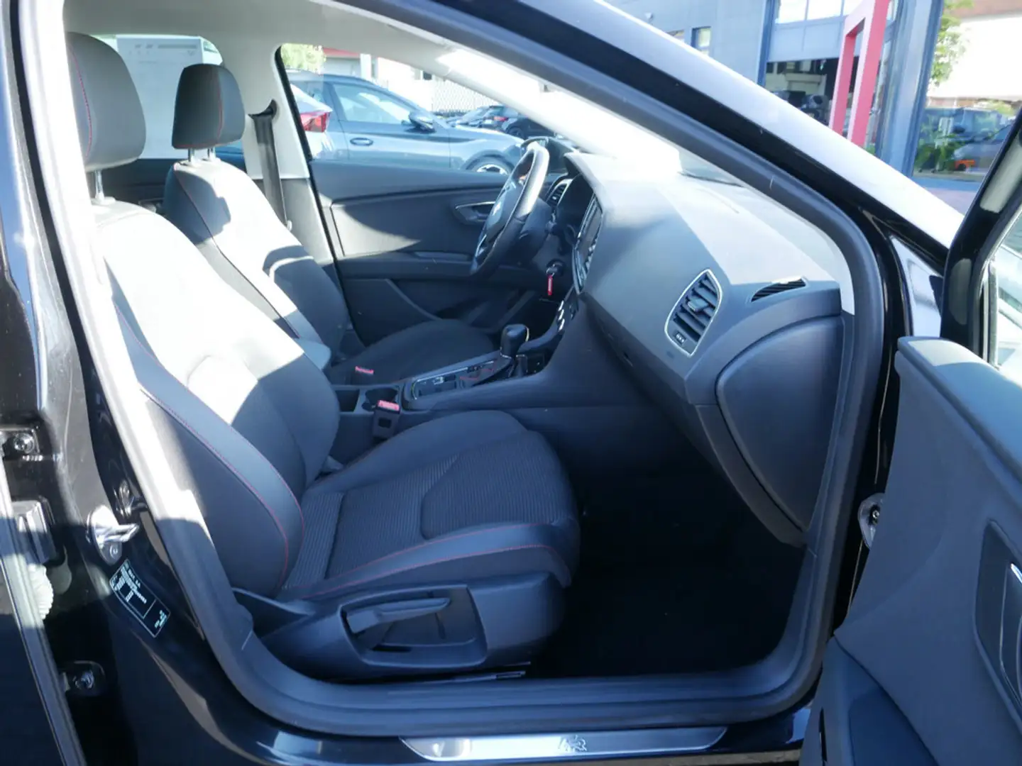 SEAT Leon 1.4 TSI FR DSG SEAT-SOUND ACC FACEL. LED Schwarz - 2