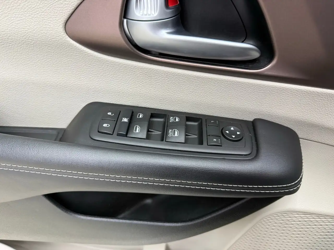 Chrysler Grand Caravan снимка Chrysler Grand Caravan