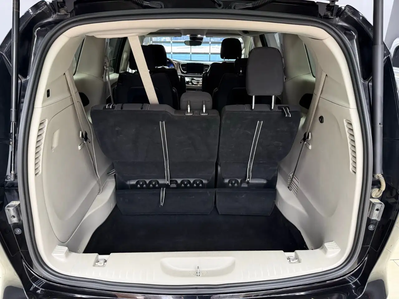 Chrysler Grand Caravan снимка Chrysler Grand Caravan