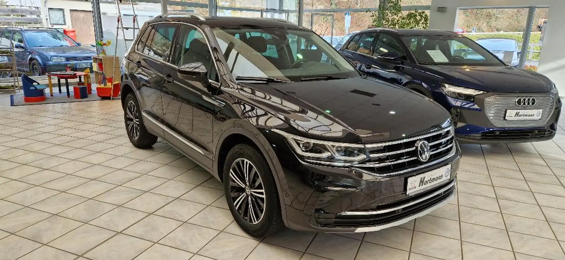 Volkswagen Tiguan Elegance 2,0TDI 4Motion AHK Matrix el.Kofferraum Navi Sitzh Schwarz - 2