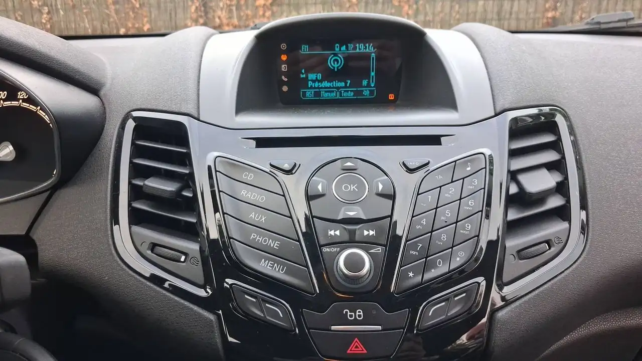 Ford Fiesta 3 portes — photo 24