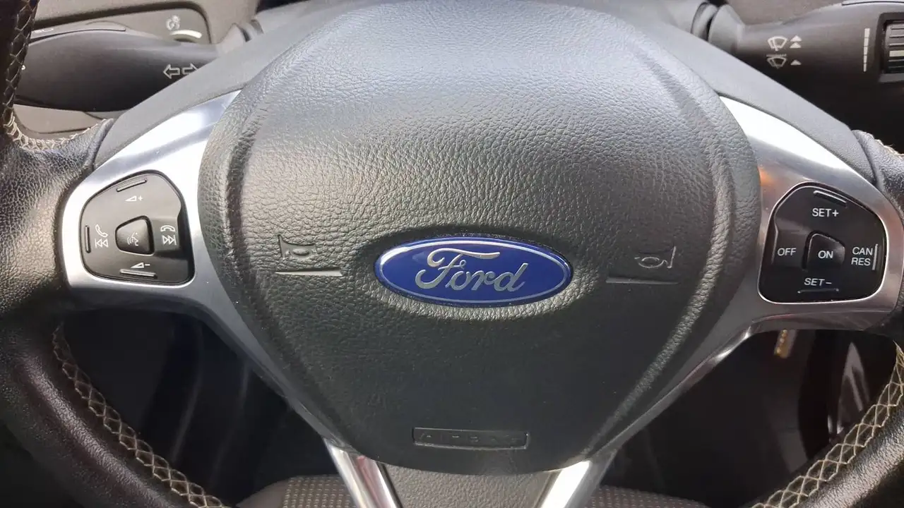 Ford Fiesta 3 portes — photo 26
