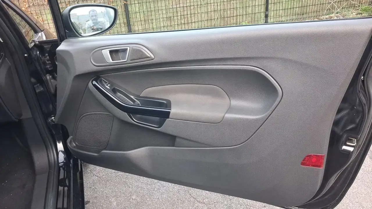 Ford Fiesta 3 portes — photo 23