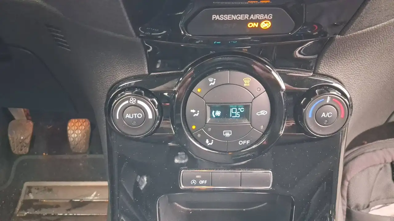 Ford Fiesta 3 portes — photo 13