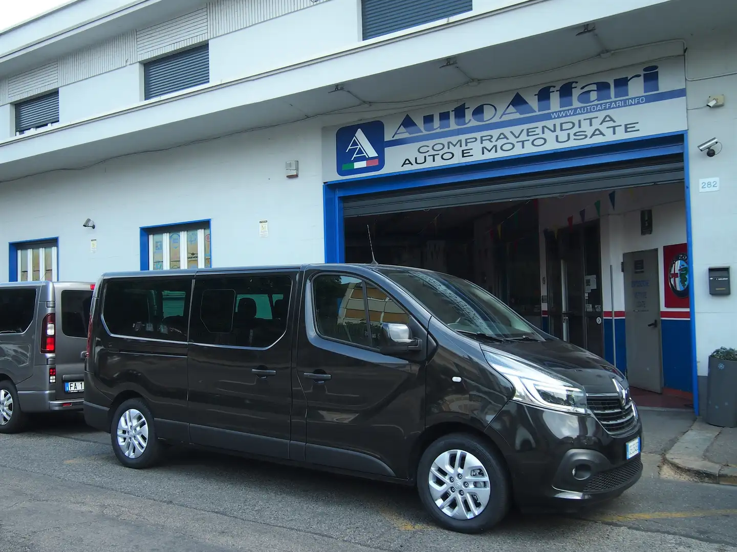 Renault Trafic 2.0DCI 145CV 9 POSTI LED L2 Nero - 1